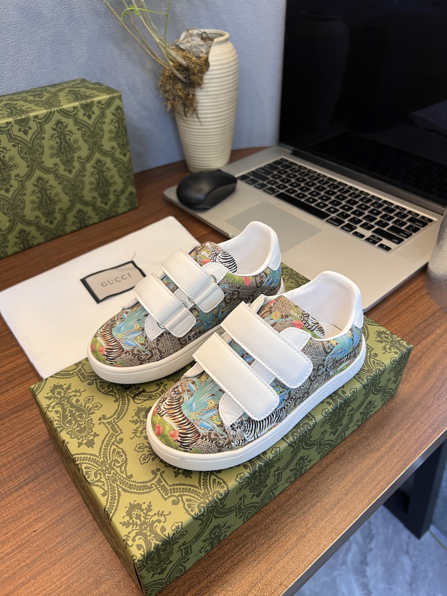 Children's shoes child